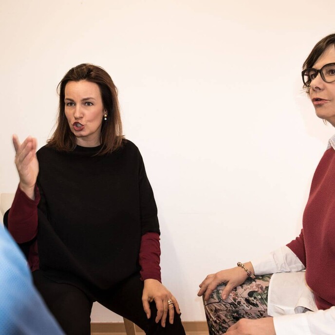 Therapeutin in aktivem Gespräch mit Patientin während Sprechtraining.